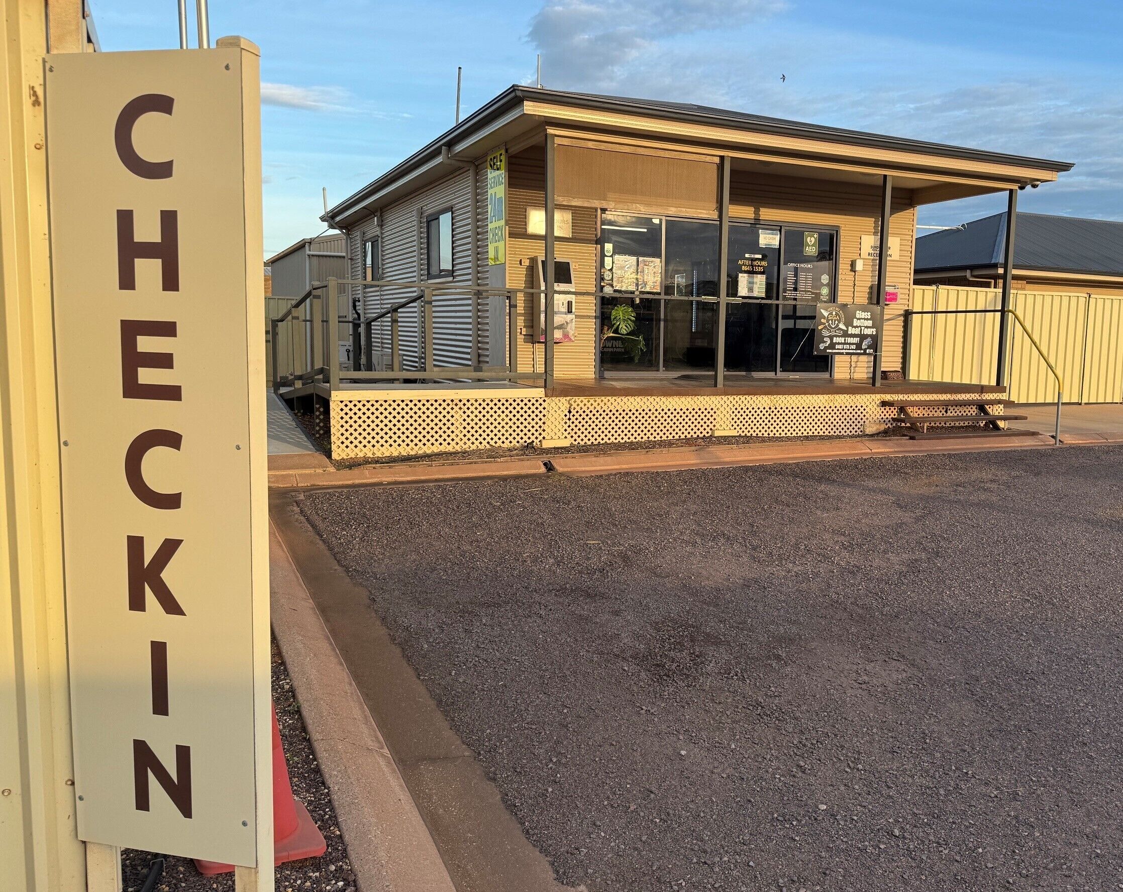 Un edificio con un cartello che riporta la scritta 'CHECKIN'.