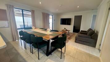 House, 4 Bedrooms | Dining room