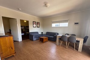 Living area - Sundowner Cabin and Tourist Park (Whyalla Norrie)