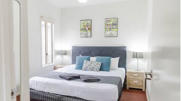 Superior 2 Bedroom Cabin (1 King and 2 Single Beds)