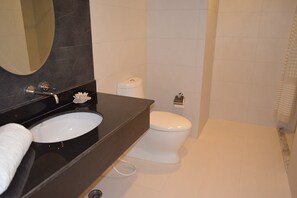 2 Bedroom Garden View | 욕실 | 별도의 욕조 및 샤워 시설,  전신 욕조, 무료 세면용품, 타월