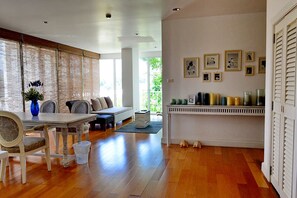 2 Bedroom Garden View | 거실 공간 | 평면 TV