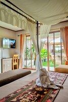 Rooftop Executive Suite With Jetted Tub | Mobiliario individual, escritorio, sistema de insonorización