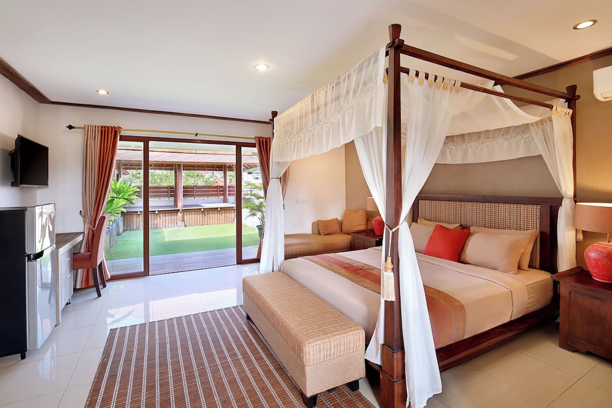 Rooftop Executive Suite With Jetted Tub