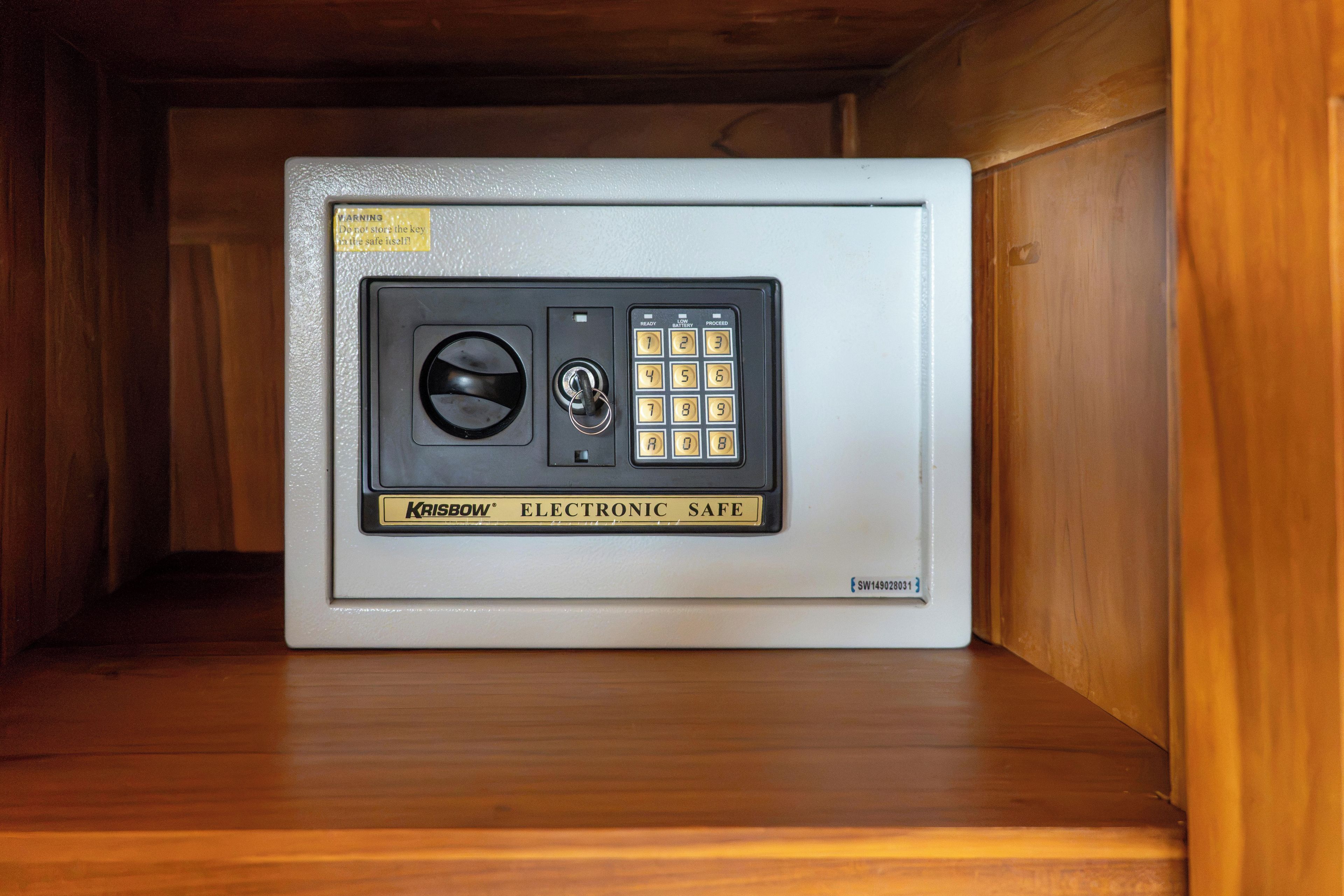 Una caja fuerte con teclado y cerradura, identificada como 'KRISBOW ELECTRONIC SAFE'.