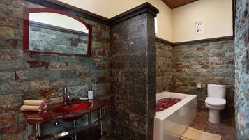 Combined shower/bathtub, free toiletries, hair dryer, slippers