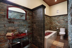 Bañera con ducha, artículos de tocador gratuitos, secador de pelo