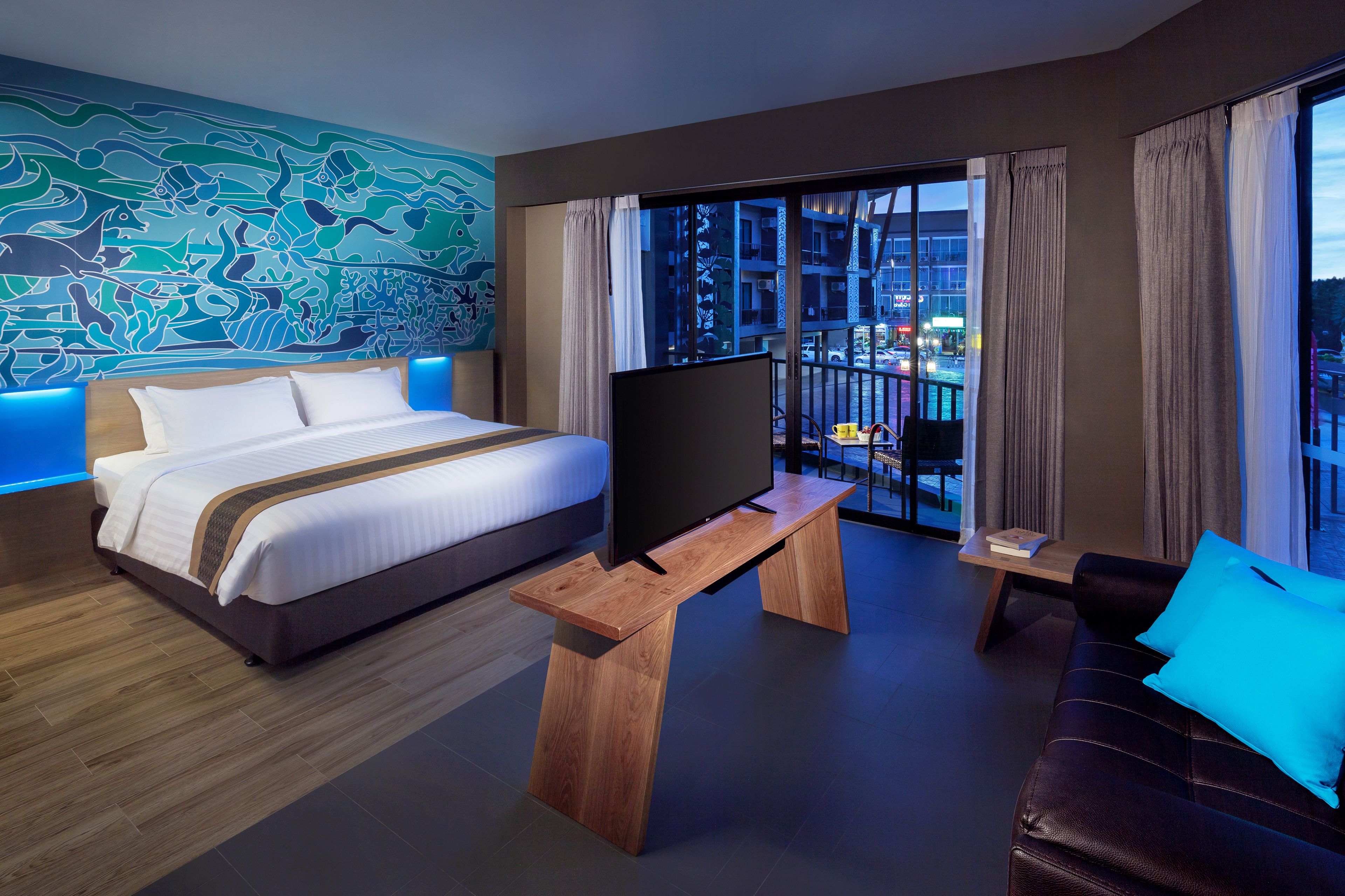 double room | minibar, in-room safe, desk, laptop workspace