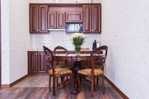 Appartamento familiare, 1 camera da letto (Virmens’ka Street 2, ap.15) | Cucina privata | Frigorifero, microonde, piano cottura, macchina per tè/caffè