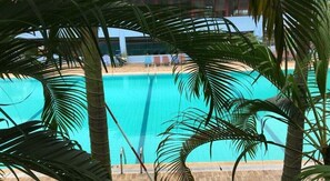 Outdoor pool - Quan Hoa Hotel (Hanoi)
