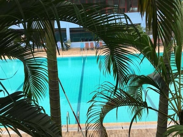 Outdoor pool - Quan Hoa Hotel (Hanoi)