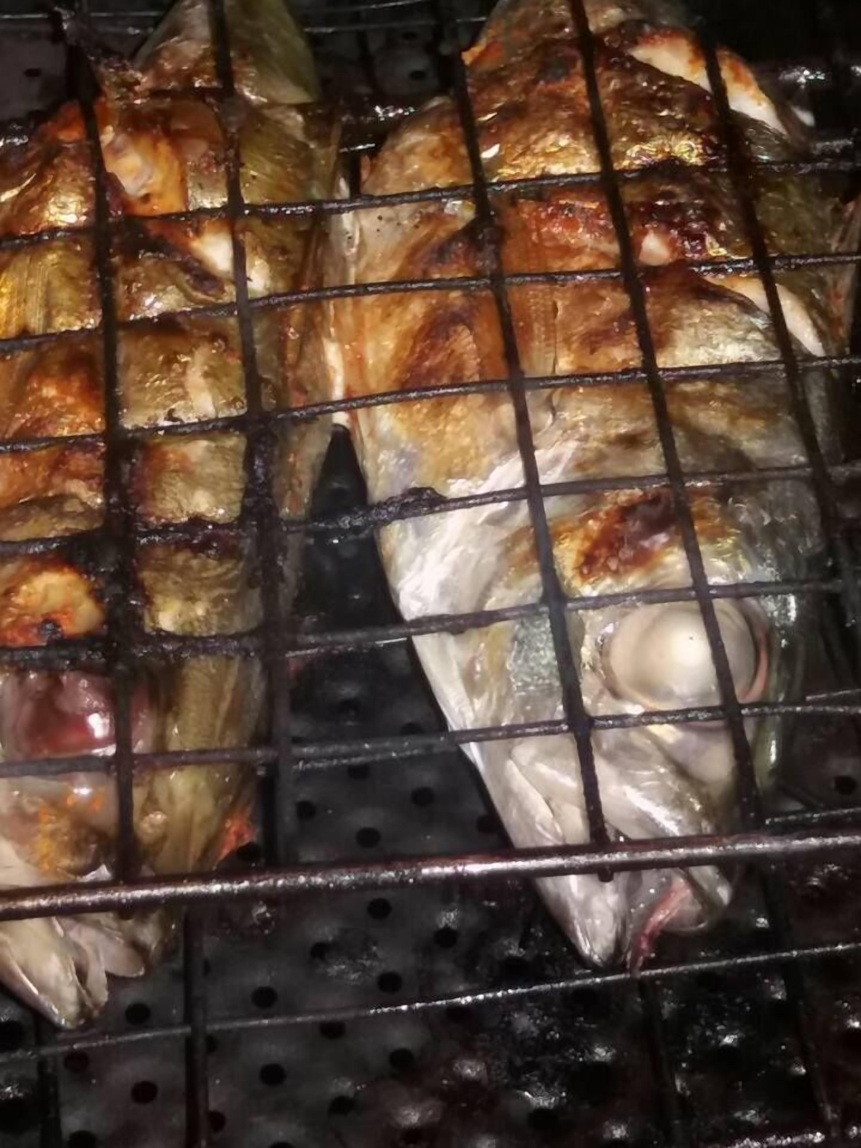 Du poisson grillé sur un barbecue.