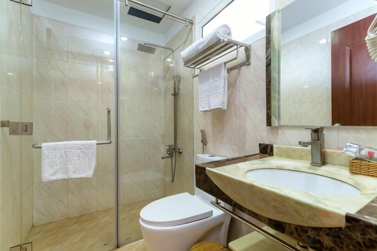 Badkamer | Een douche, een regendouche, gratis toiletartikelen, een haardroger