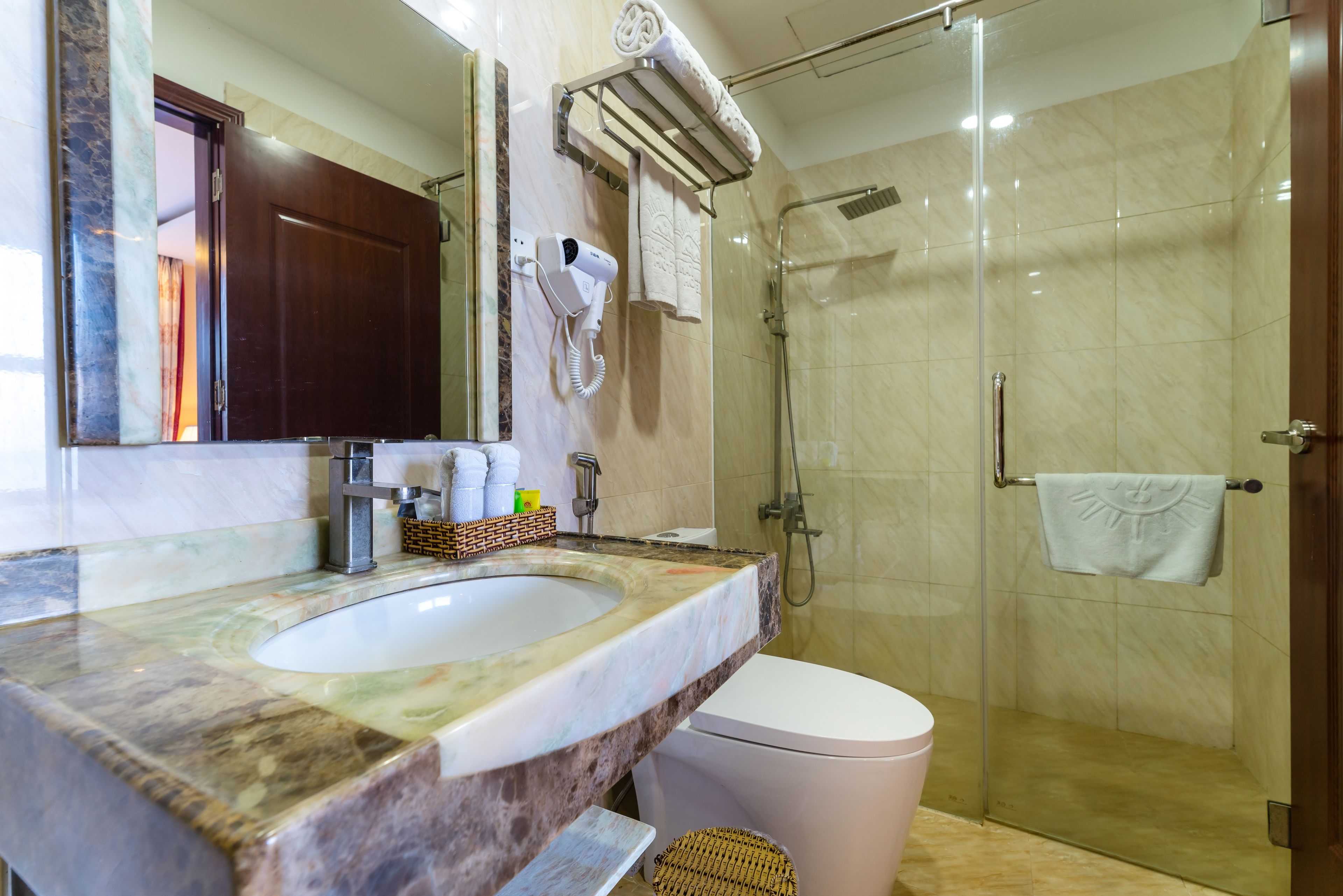 shower, rainfall showerhead, free toiletries, hair dryer