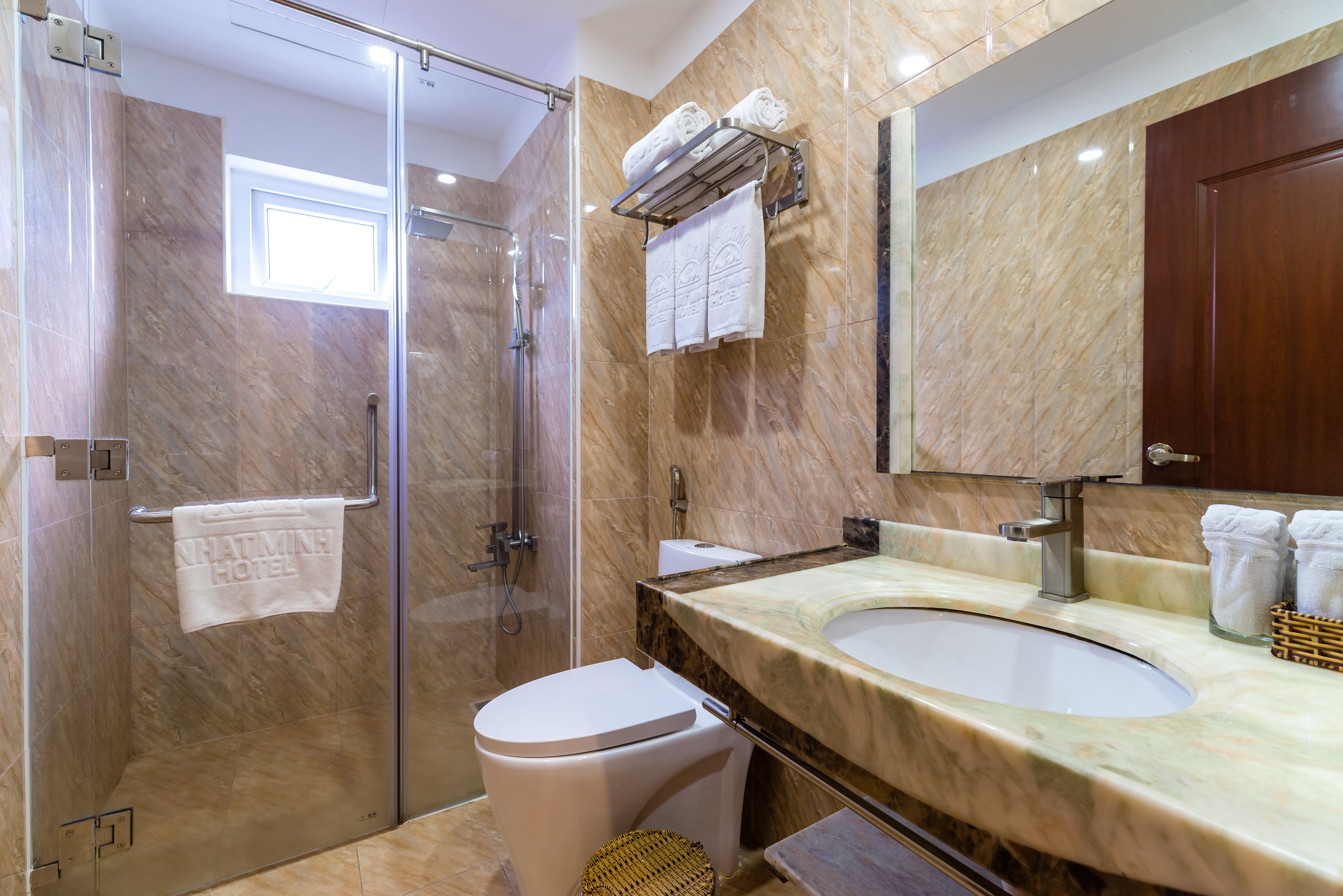 shower, rainfall showerhead, free toiletries, hair dryer