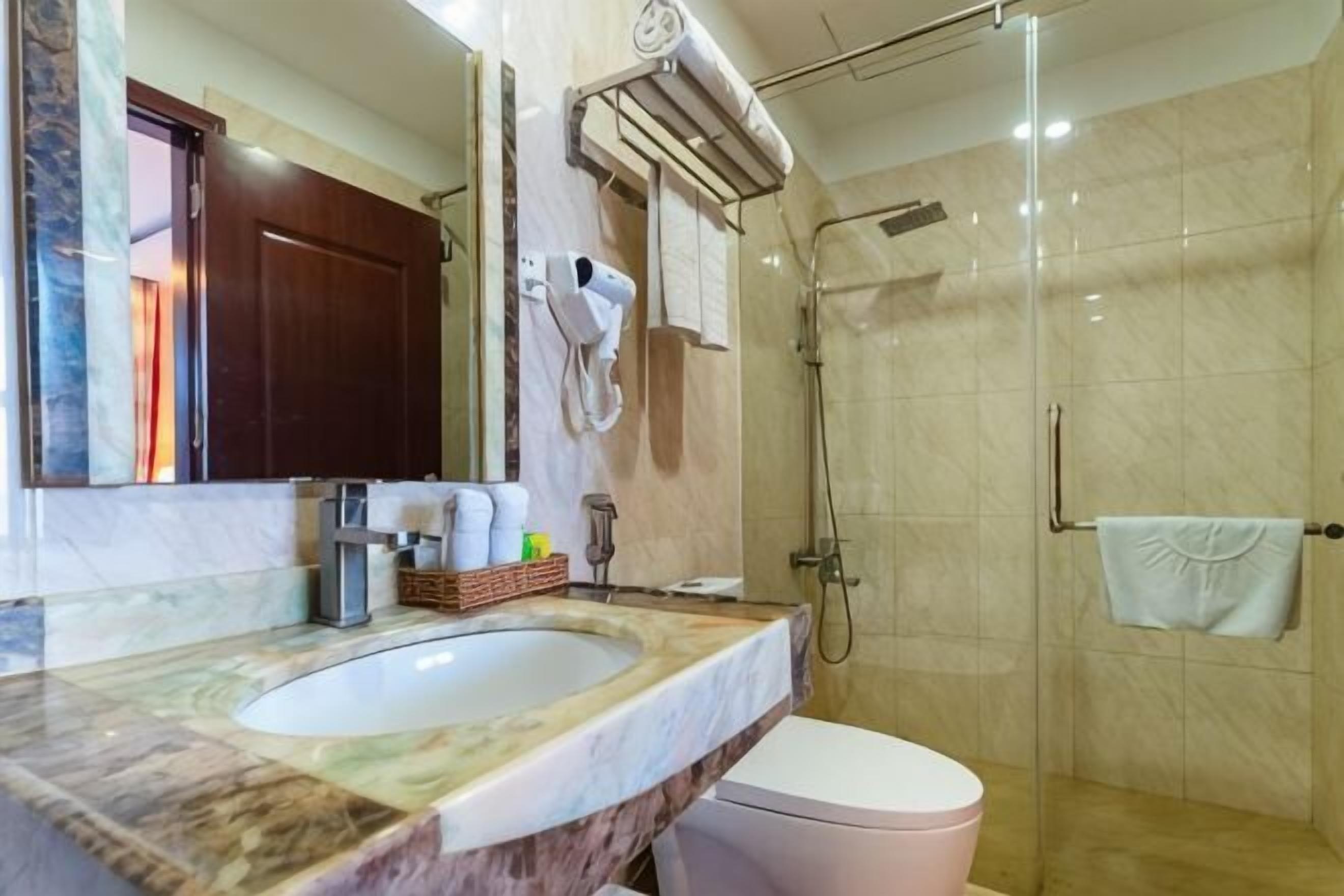 Bagno | Doccia, soffione a pioggia, set di cortesia gratuito, asciugacapelli