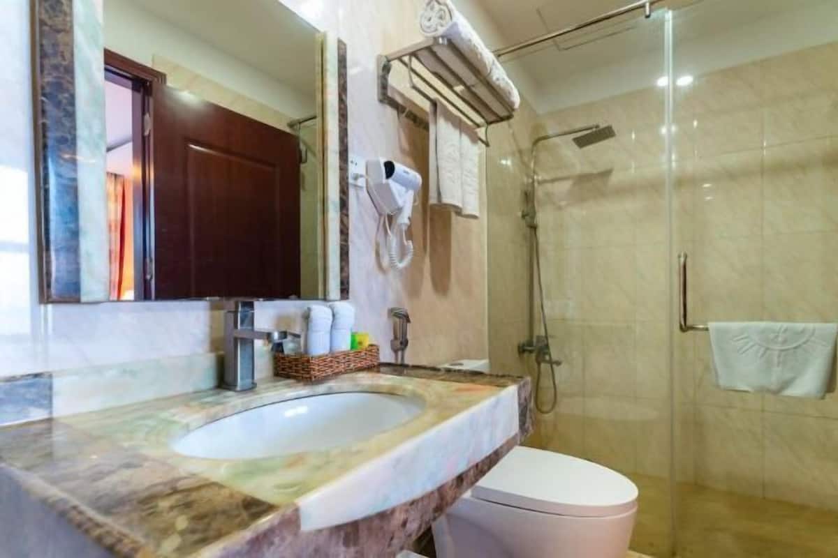 Badezimmer | Dusche, Regendusche, kostenlose Toilettenartikel, Haartrockner