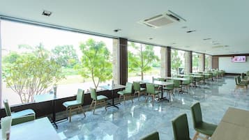 供應早餐、午餐和晚餐,國際料理