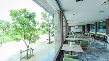 供應早餐、午餐和晚餐,國際料理