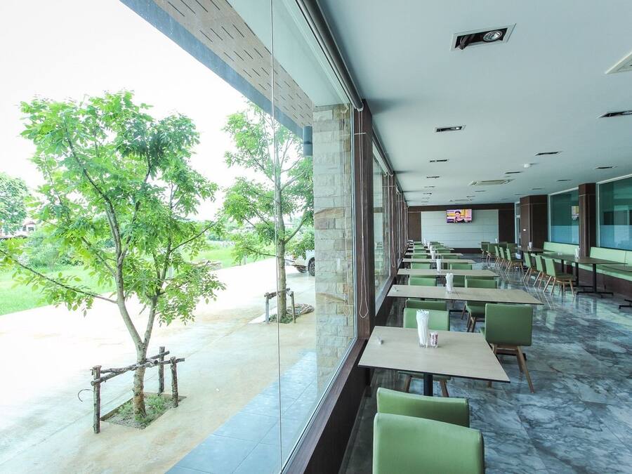 Breakfast, lunch, dinner served; international cuisine