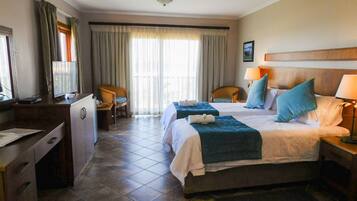 Twin Unit | Premium bedding, desk, blackout curtains, free cots/infant beds