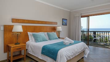 Queen Unit | In-room dining