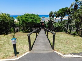 Queen Unit | 高档床上用品 、办公桌、遮光窗帘、免费婴儿床