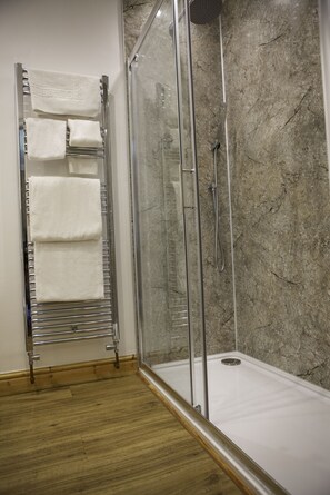 Premier Double Room, Ensuite | Bathroom - The Wyvill Arms (Leyburn)