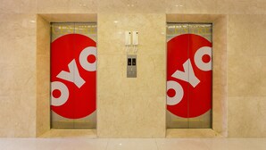 Duas portas de elevador com a marca 'OYO' e um endereço de site.