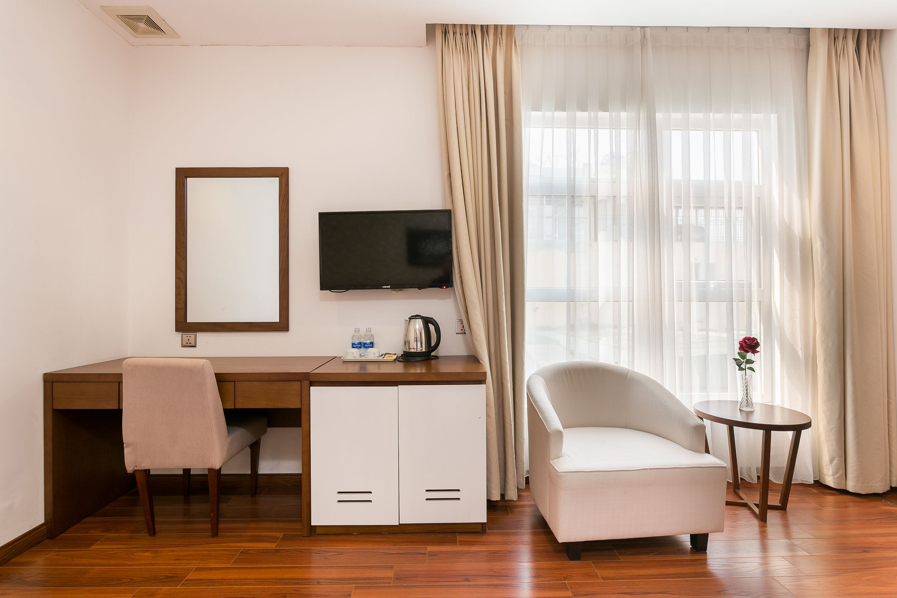 superior twin room | television