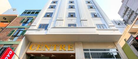 Entrada de un hotel con el letrero 'CENTRE Hotel' y la marca 'OYO Centre Hotel'.