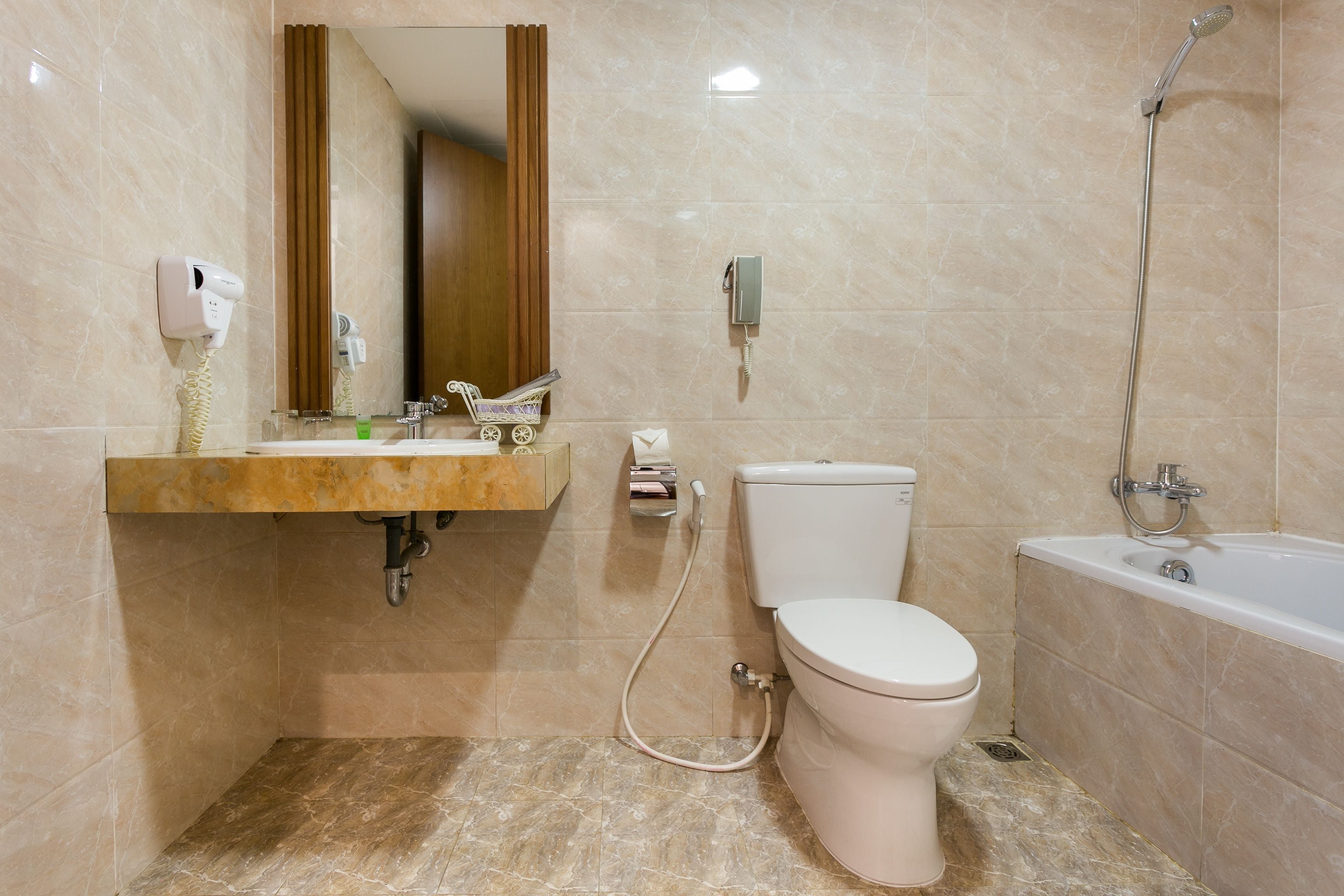 Une salle de bain avec un lavabo, des toilettes et une baignoire.