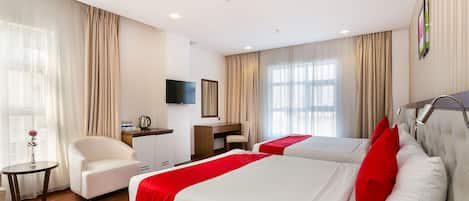 Habitación cuádruple Deluxe, 2 camas de matrimonio | Minibar, escritorio, espacio para trabajar con un portátil