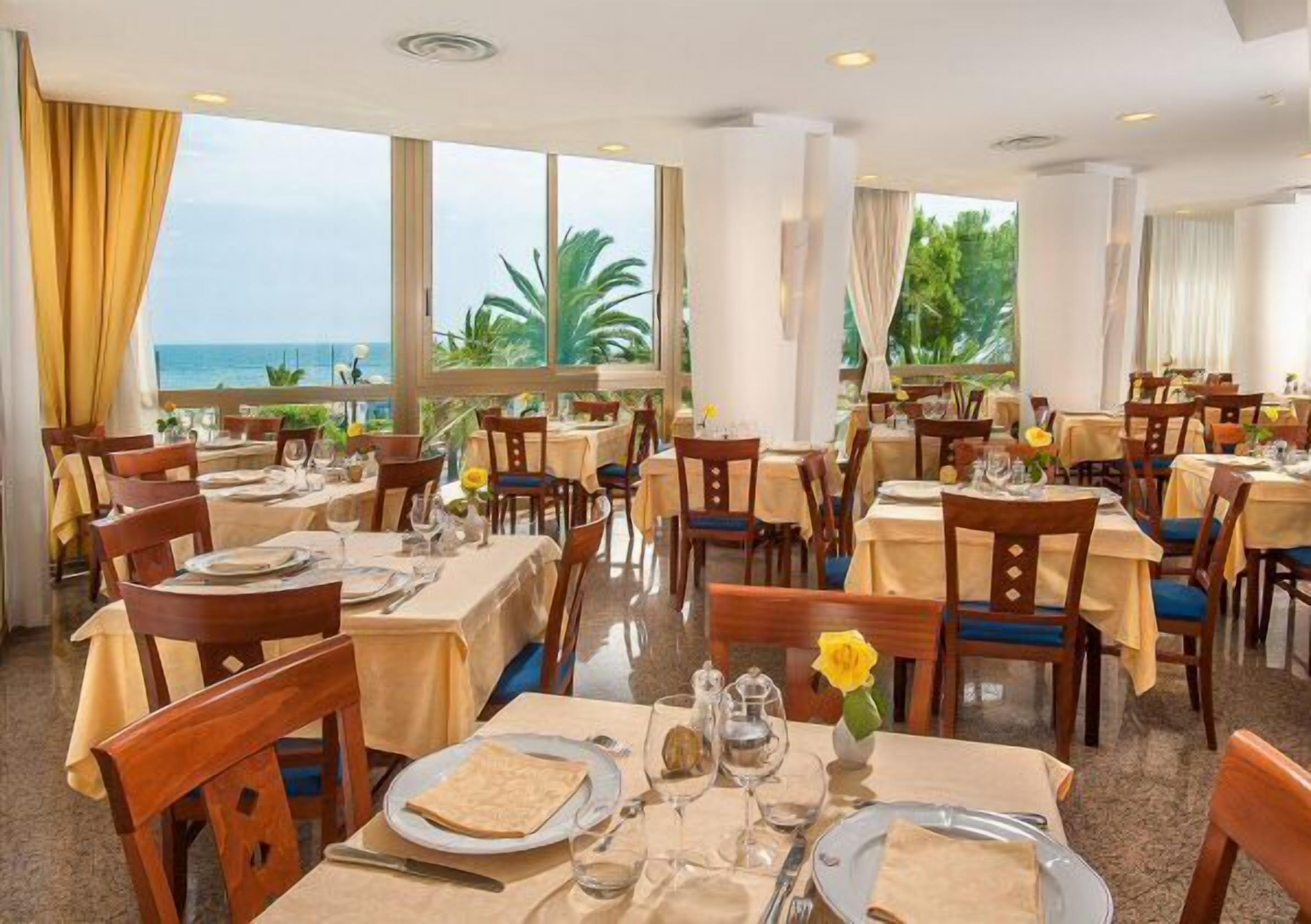 Aamiainen, lounas ja brunssi; näkymät valtamerelle 