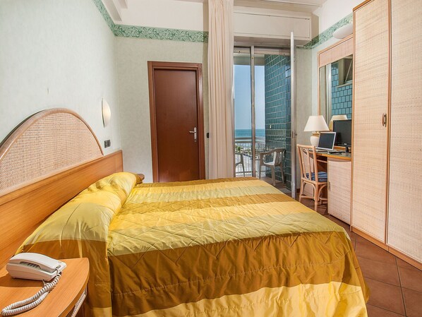 Deluxe Room | Egyptian cotton sheets, premium bedding, down comforters, minibar - Corallo Hotel (Martinsicuro)