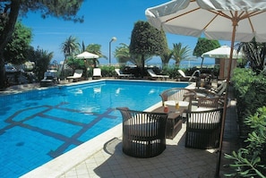 Seasonal outdoor pool, a rooftop pool - Corallo Hotel (Martinsicuro)