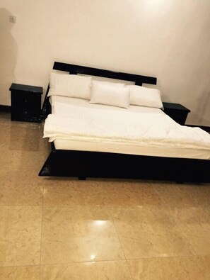 Desk, blackout drapes, free WiFi - WS Diamond Hotel (Freetown)