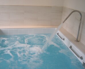 Indoor spa tub