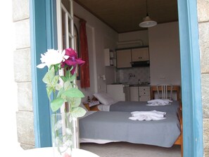 Studio (for 2) | Soundproofing, iron/ironing board, free cots/infant beds, free WiFi