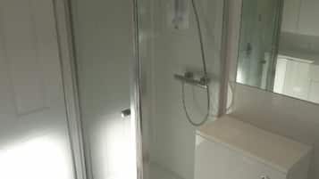 Apartment, 1 Bedroom | Bathroom | Combined shower/bathtub, free toiletries, hair dryer, towels