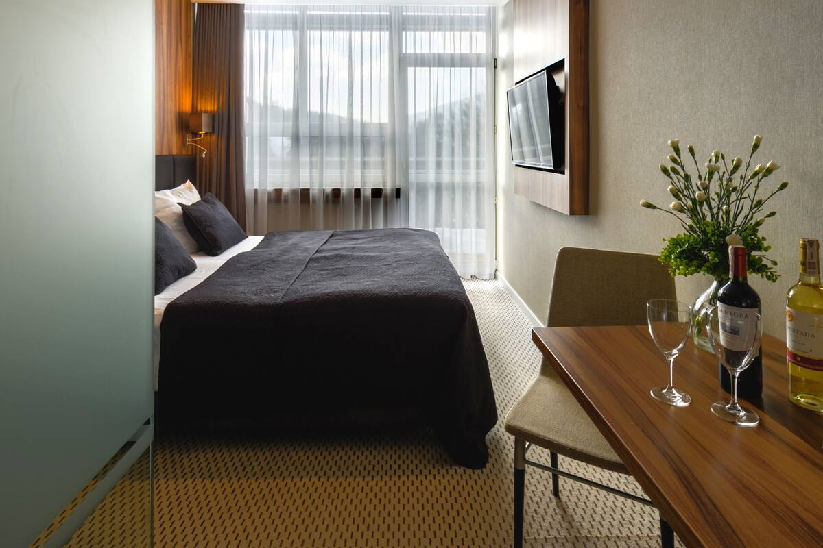 Deluxe Double Room, Balcony, Mountain View | In-room safe, desk, iron/ironing board (on request), cribs (free)