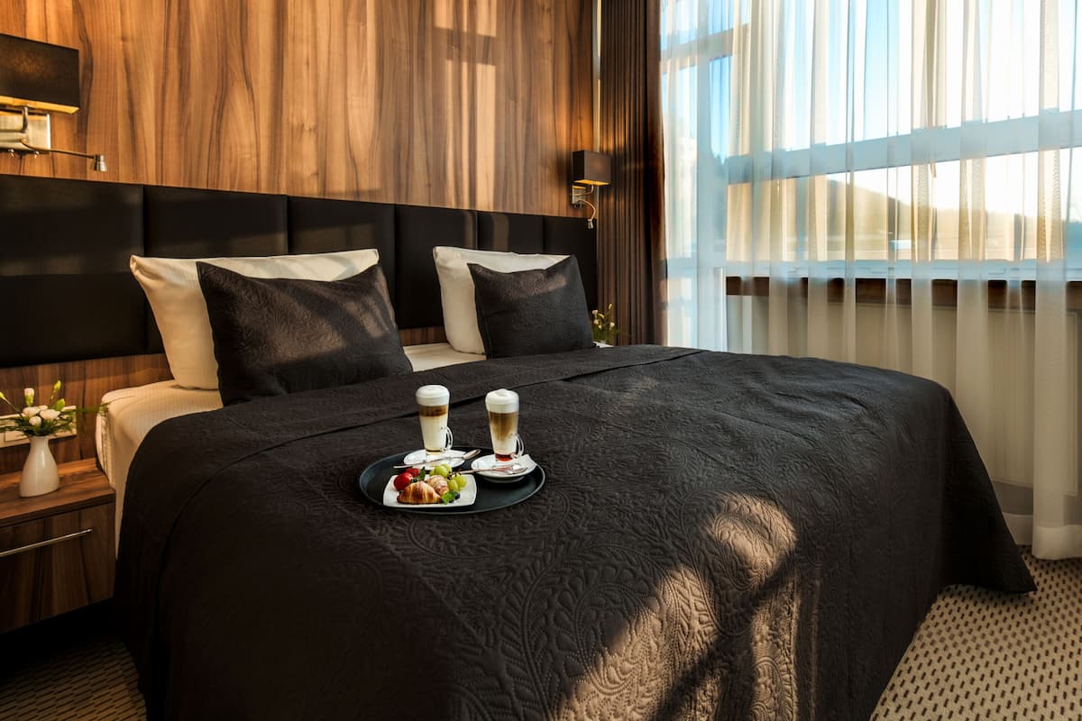 Comfort Quadruple Room (max. 2 adults) | In-room safe, desk, iron/ironing board (on request), cribs (free)