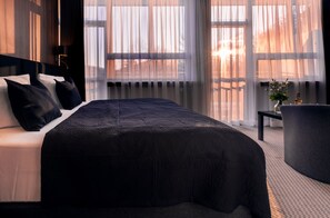 Chambre quadruple Confort (max. 2 adults) | Coffre-fort, bureau, fer et planche à repasser, lit de bébé (gratuit)