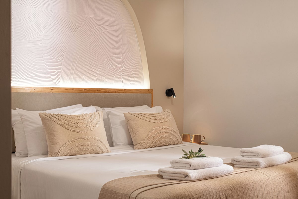 Deluxe Suite | 1 bedroom, in-room safe, individually decorated, individually furnished