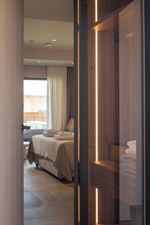 In-room safe, individually decorated, individually furnished, desk - Elèa Concept Hotel & Suites (Hersonissos)