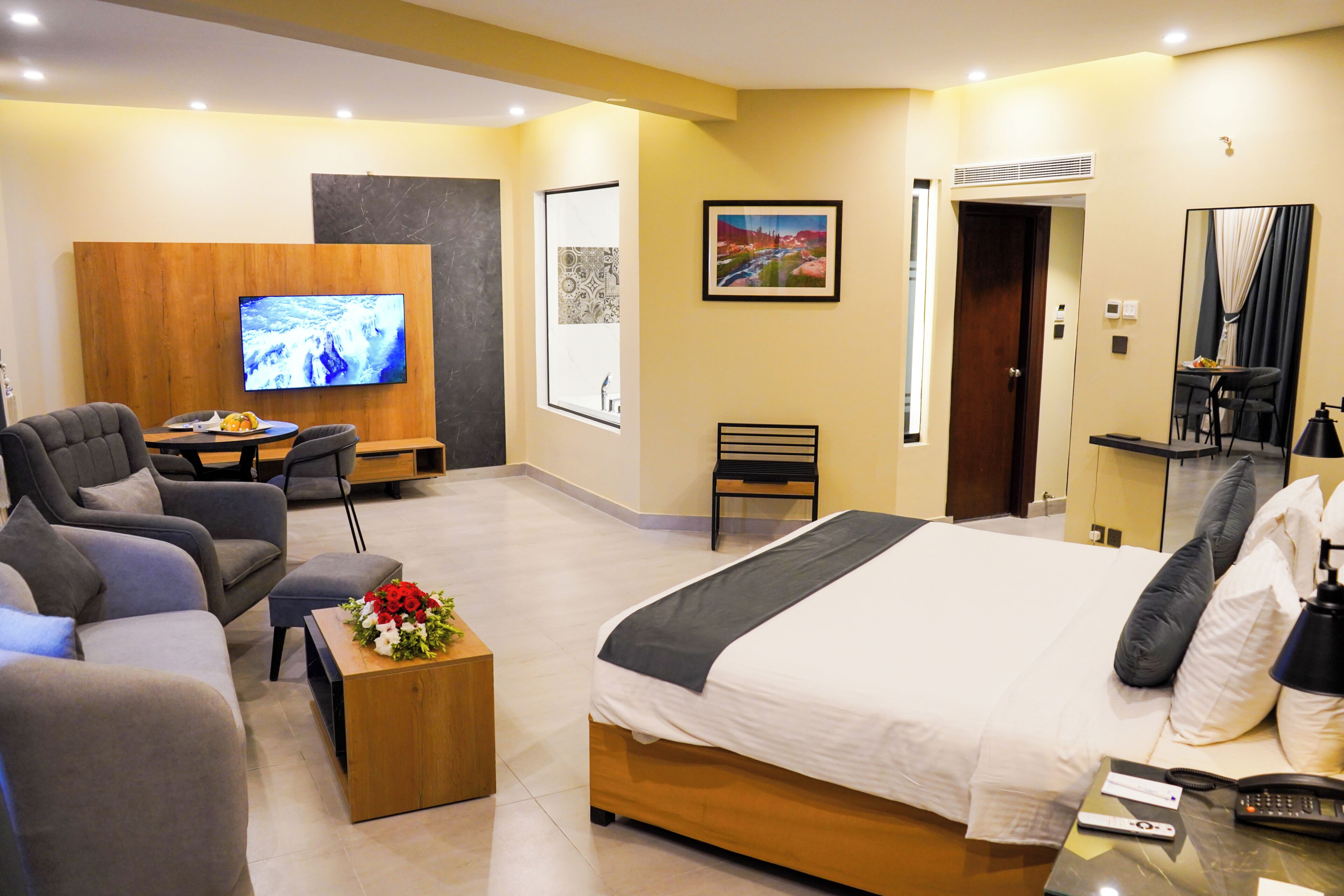 Suite Superior, 1 Tempat Tidur King | Selimut bulu angsa, brankas, meja kerja, dan ruang kerja ramah laptop
