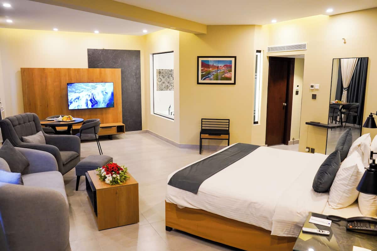 Suite supérieure, 1 très grand lit | Couette en duvet, coffre-fort pour ordinateur portable, bureau