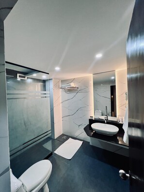 Superior Room | Bathroom | Free toiletries, slippers, towels, soap - Hotel Hillview Islamabad (Islamabad)