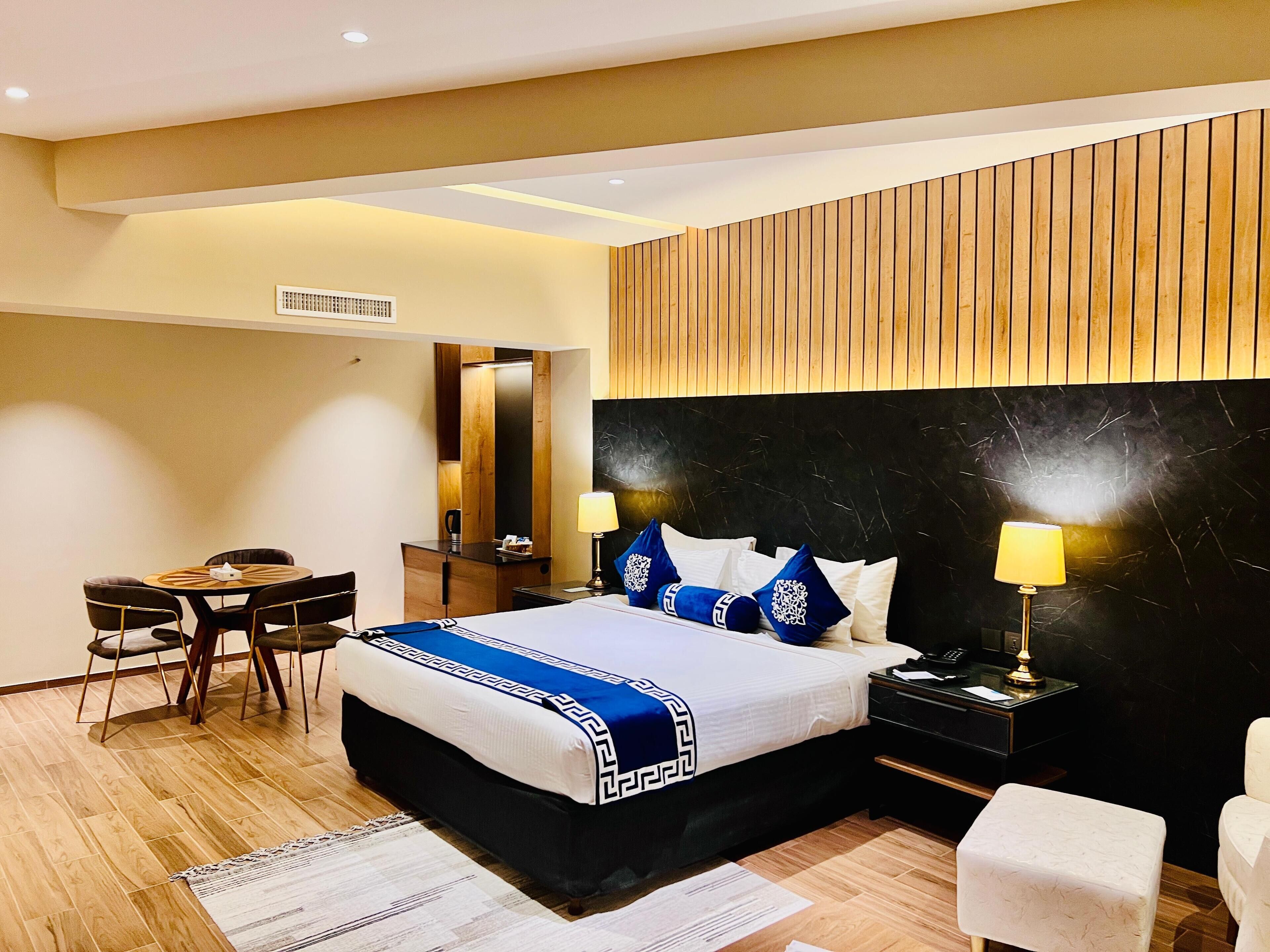 Executive Suite | Down comforters, in-room safe, desk, laptop workspace