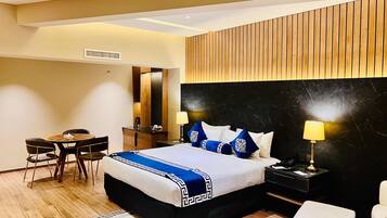 Executive Suite | Down comforters, in-room safe, desk, laptop workspace